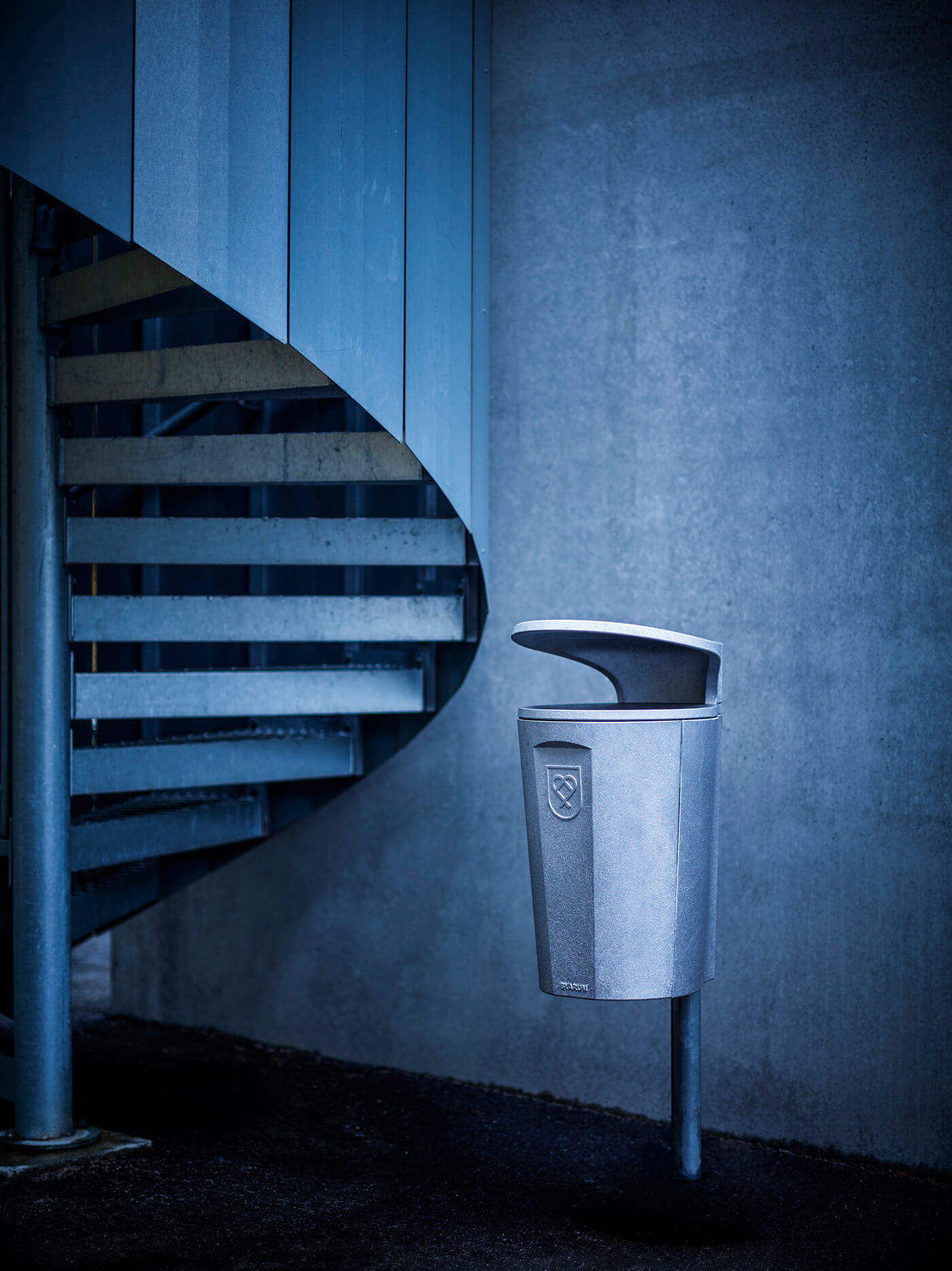 Litterbin beside a stairway