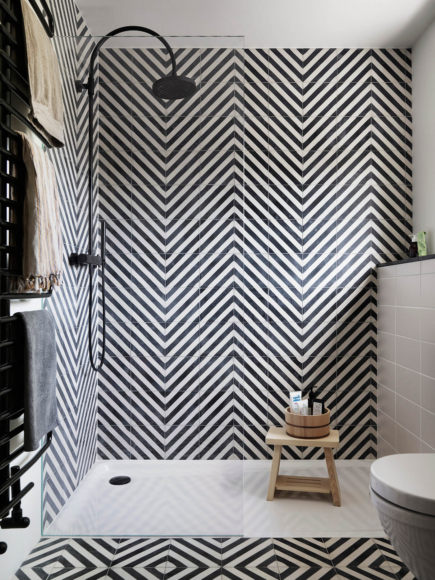 black and white bathroom